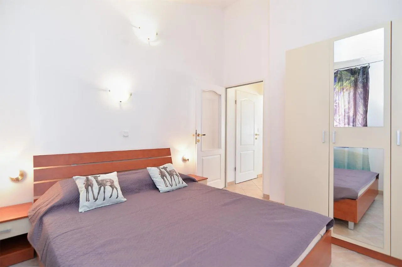 Apartments Ariana 1989 Fazana Croatia
