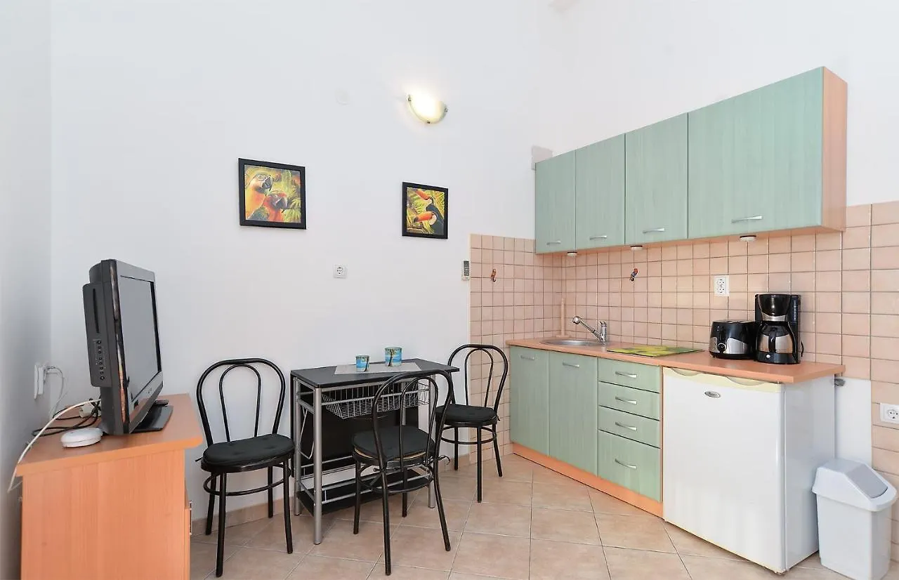 Apartments Ariana 1989 Fazana Croatia